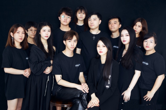 伊能静全力支持儿子事业，与哈利团队合影超自信，状态不输小年轻