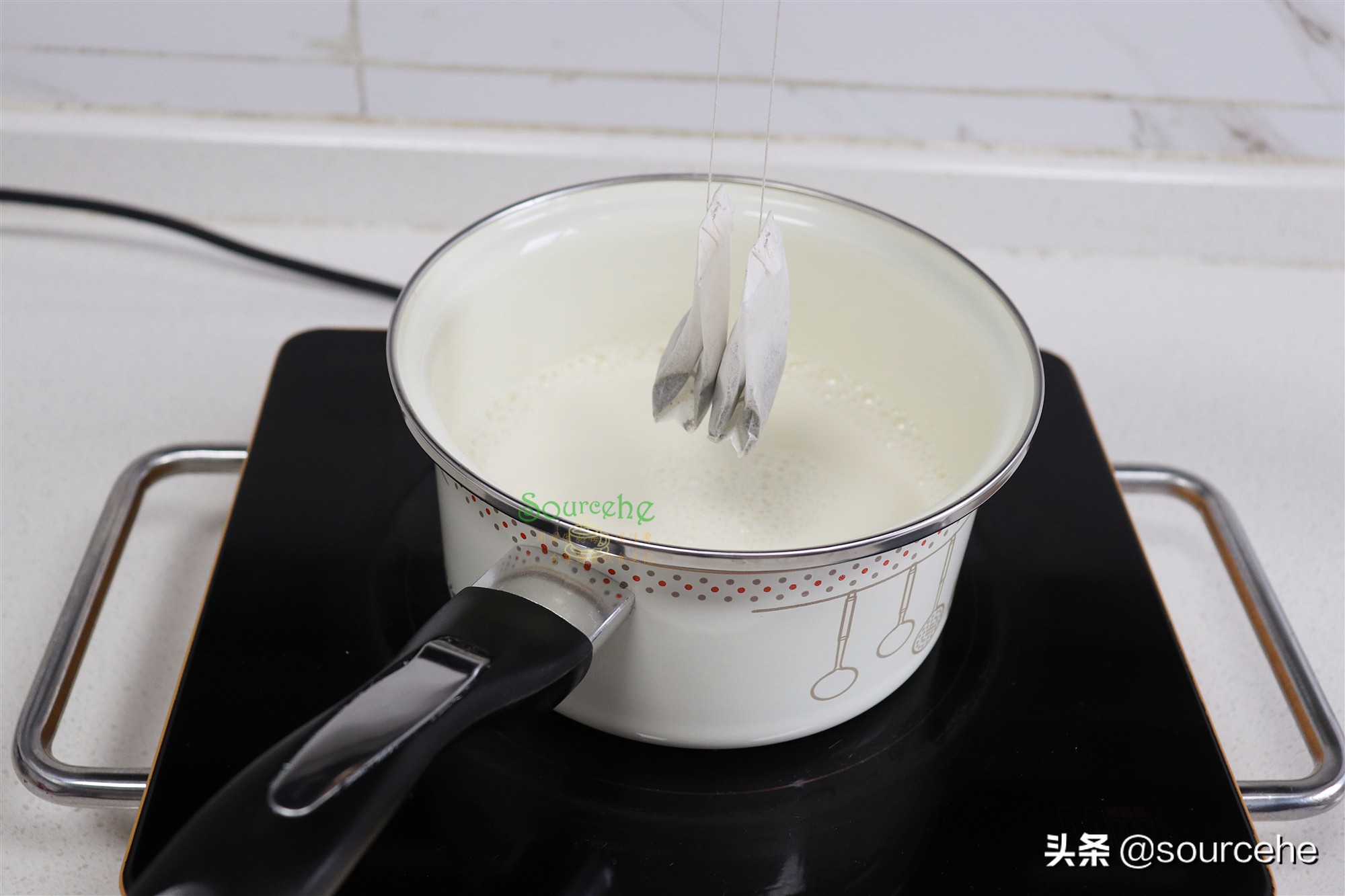 天气热，想喝奶茶不用买，在家做很简单，零添加，健康又好喝