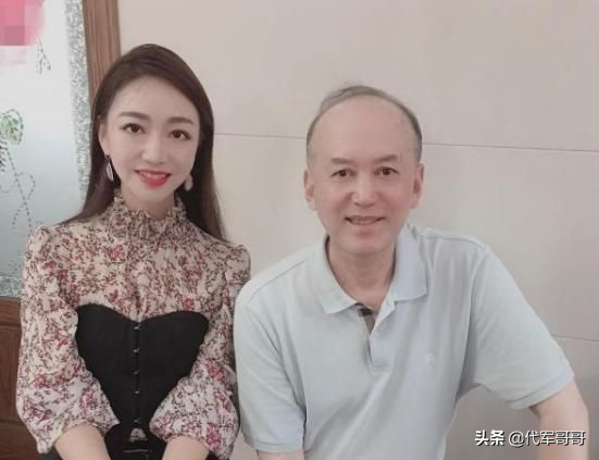 头发花白的男星：洪金宝消瘦，张嘉译憔悴，他和女儿看起来像爷孙