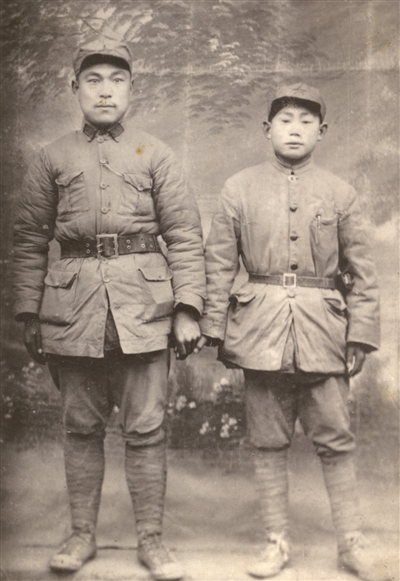 他和许世友一起当敢死队，都抡大刀，自己则当