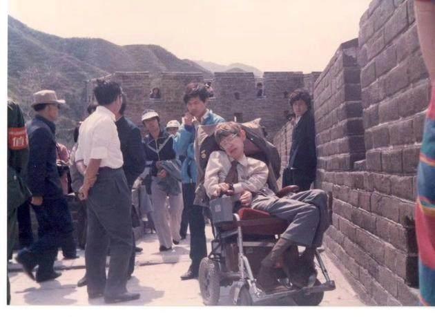 1985年，霍金为什么一定要登上长城，为了当好汉吗？