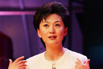 央視國臉海霞：21歲進央視成為新聞主持人，嫁給清華教授幸福美滿