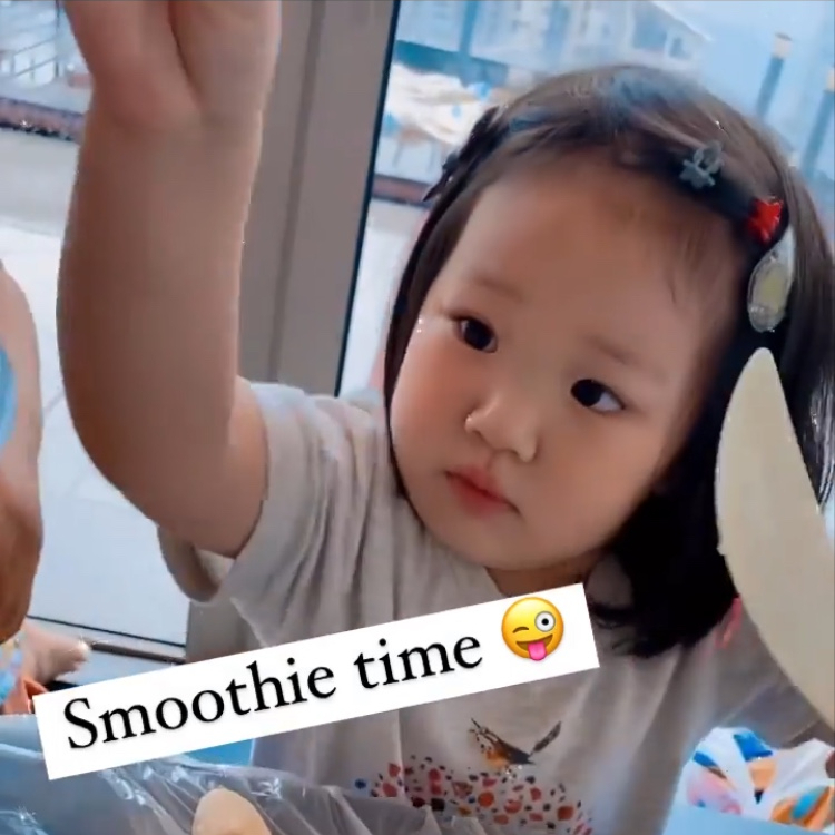 李亚男晒大女儿做饮品，天韵化身小厨娘有模有样，和妹妹太像了