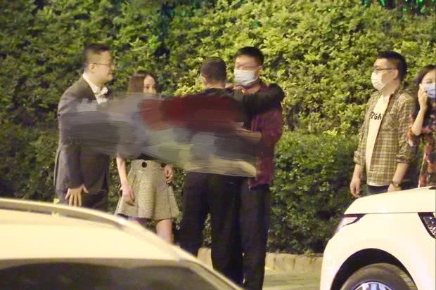 姚笛与富商老公宴请亲友，离开时夫妻俩与亲友