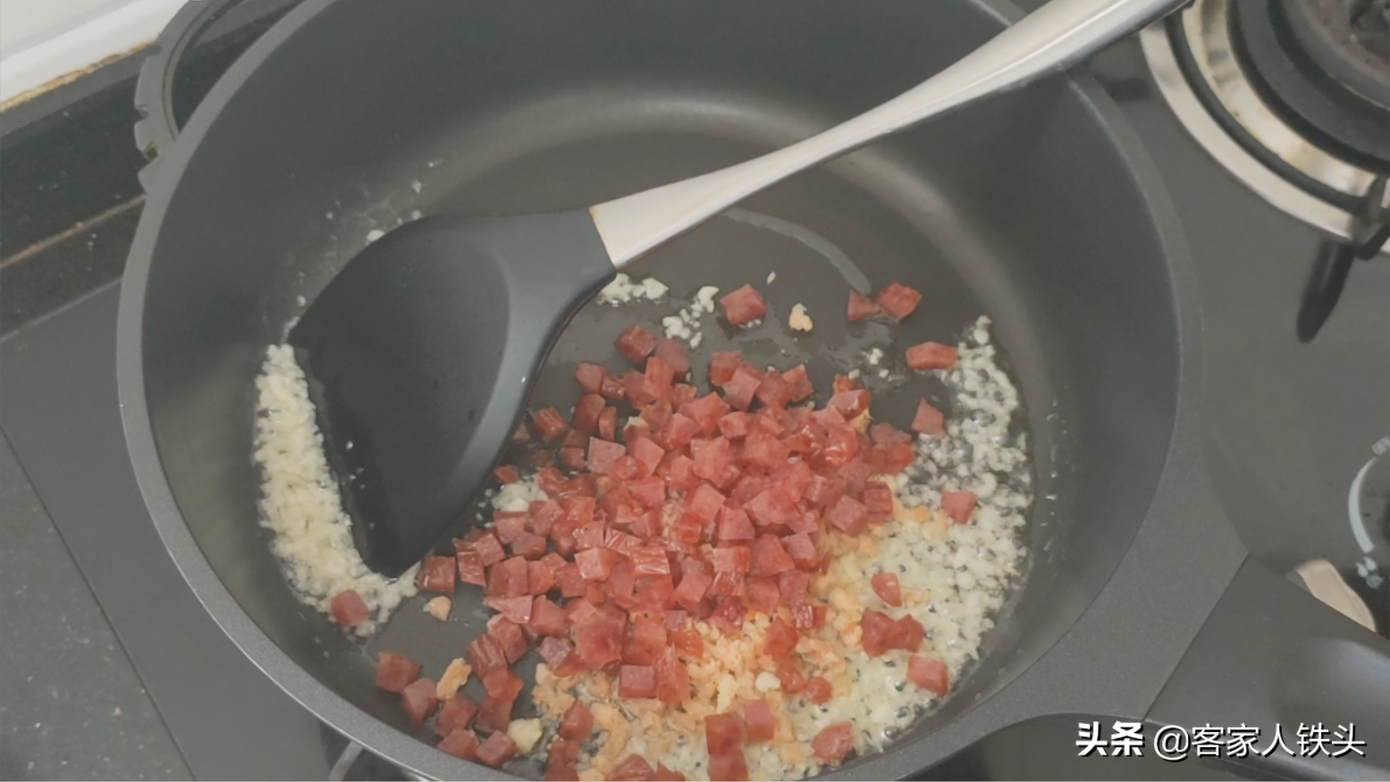 香芋这一个做法实在好吃，一次做一盘，外酥里嫩，连吃5块还想吃