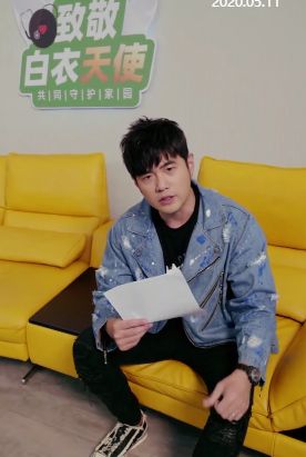 周杰伦和林俊杰在《致敬白衣天使》中表演合唱，太惊讶了