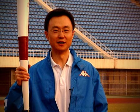 24岁进央视，32岁火炬手，娶BTV花旦春妮，“新国脸”刚强逆袭记