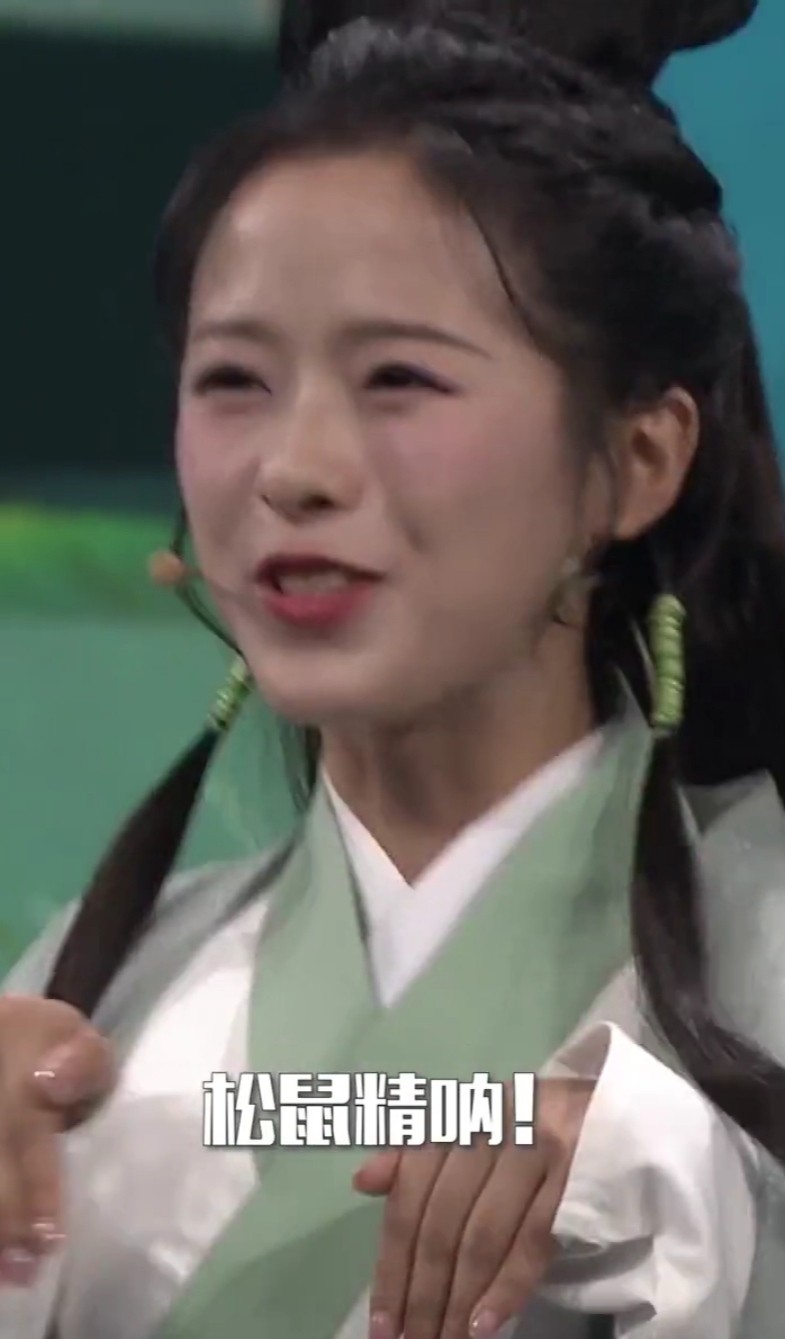 康辉罕见穿古装！化身许仙求爱白娘子李思思，遭调侃成“松鼠精”