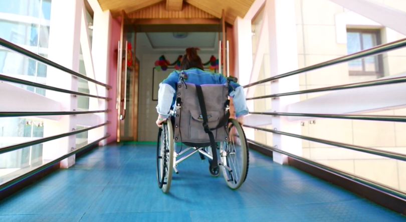 3岁车祸截肢，又遭父母遗弃，31岁的她靠直播逆