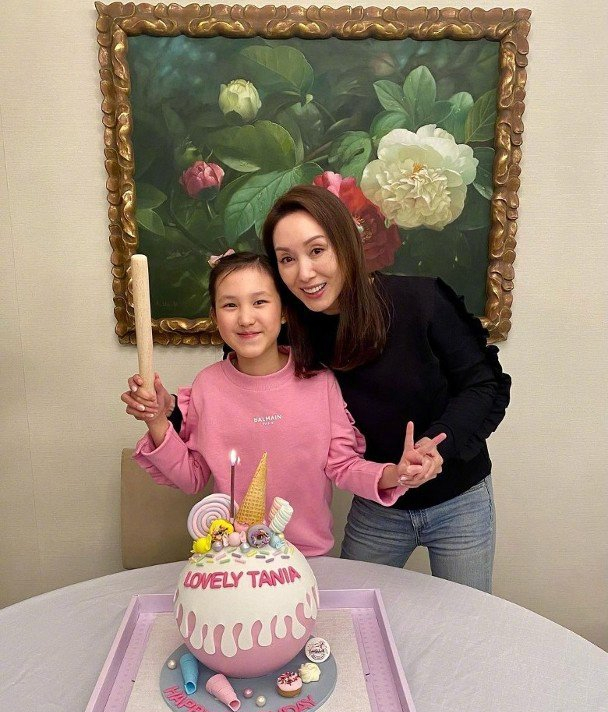 50岁郭可盈晒与女儿合影，消瘦太多大变样，上亿