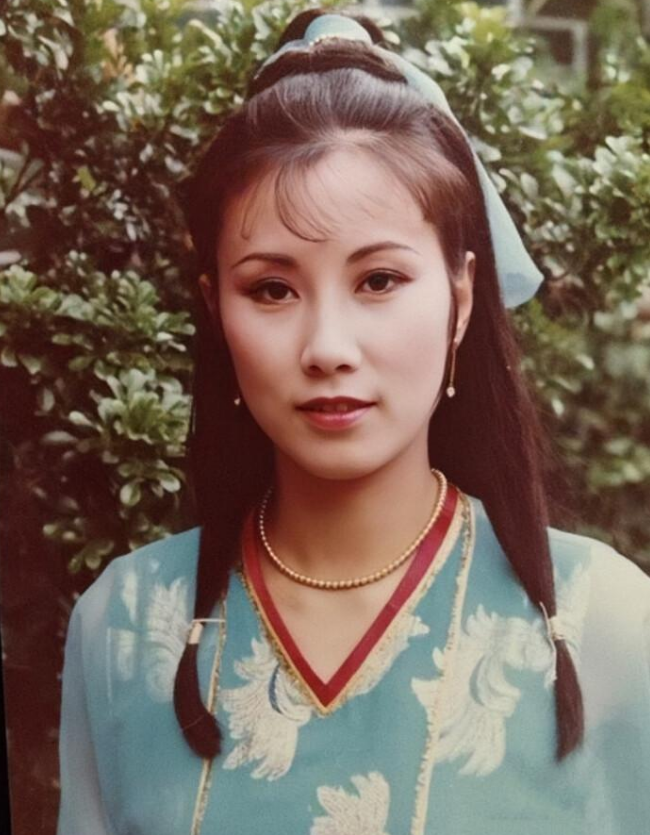 汪明荃用塑料布铺桌子显寒酸，却被曝房子值六千万阳台能站50人