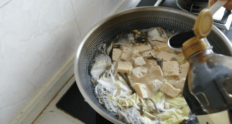 素高湯鮮味關鍵，3樣食材不能少，再燴幾塊凍豆腐，滋味簡直太美