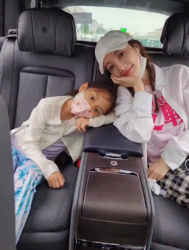 李小璐2020年终笔记，晒父母和女儿，秀闺蜜，只字不提贾乃亮