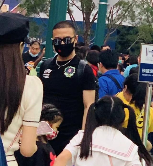 章子怡一家五口出游！全程抱儿子不舍撒手，继女照看醒醒似小保姆