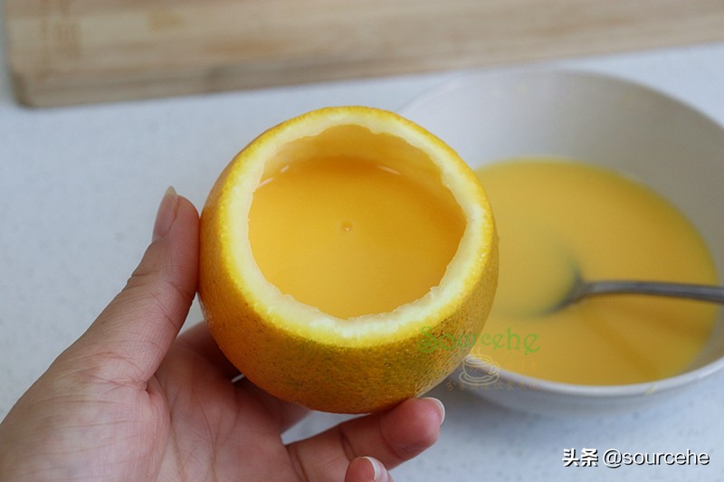 橙子新吃法，用橘子皮做碗，倒入雞蛋和橙汁，蒸一蒸，出奇美味