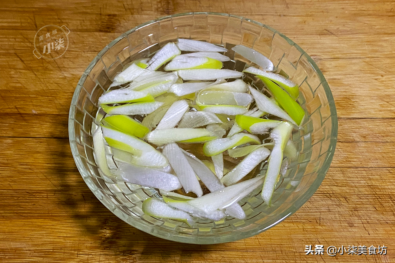 油餅不炸著吃了，打個雞蛋，外酥裡軟個個空心，吃過1次就忘不了