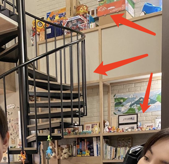 Ella亲自操刀给儿子理发，意外曝光豪宅内景，拥挤但很温馨