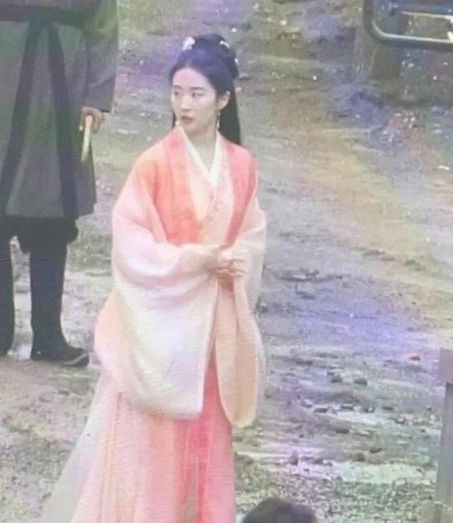 Below far Yi Fei seeing Liu and old dawn bridge opening in be passionately in love... it is # Liu Yifei so Chen Xiao pulls hand road to appear #