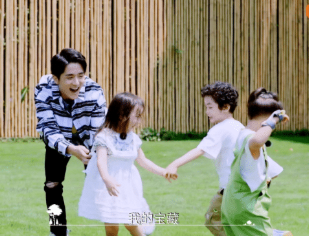 郑爽新综艺“放飞自我”，吃饭做事搞特殊，谭