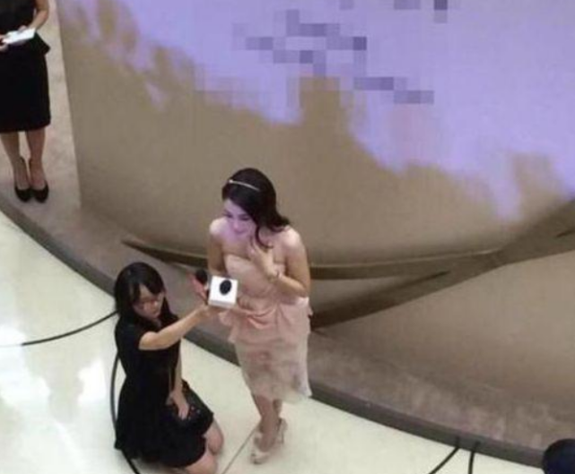 ​知名女星让助理跪着打伞，怪不得这么多年没红起来