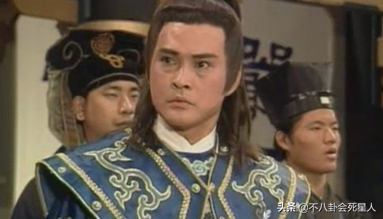 香港老艺人聚会，万梓良坐C位不停说话，70岁徐少强带私生子现身