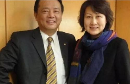 张凯丽晒近照耳环瞩目，身后豪宅意外曝光，陪老公创业现身家上亿