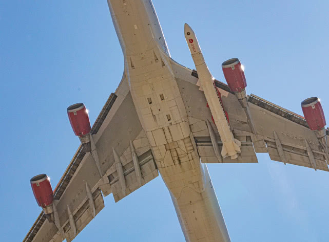 造型犹如空射弹道导弹，超级客机即将飞往关岛