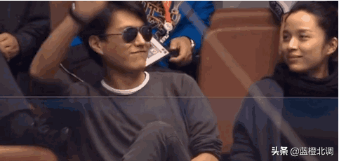 “妇女杀手”靳东的苦甜情史，和他背后的2个离