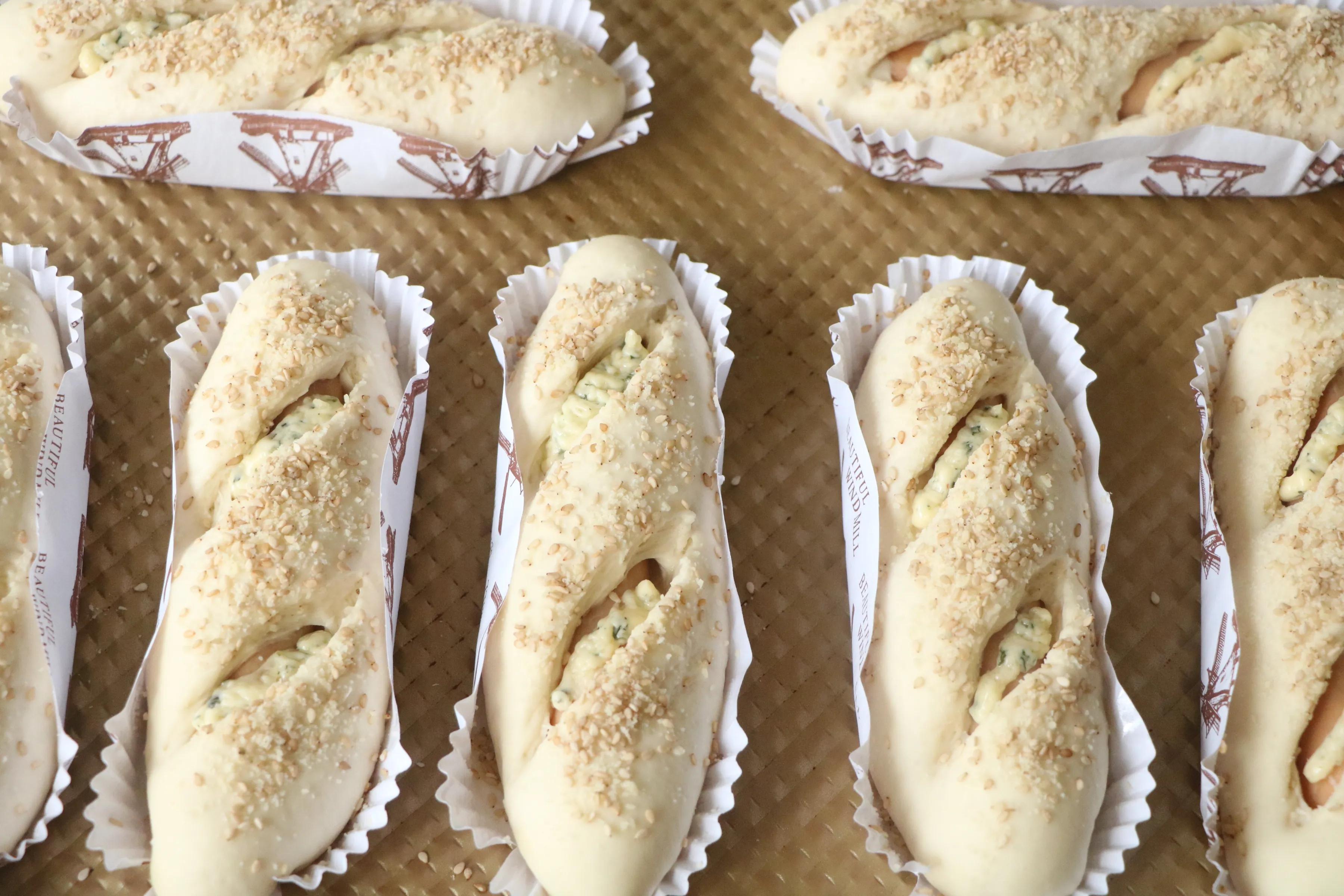 最近迷上了這個早餐麵包，不用揉出膜，簡單易做，關鍵超好吃