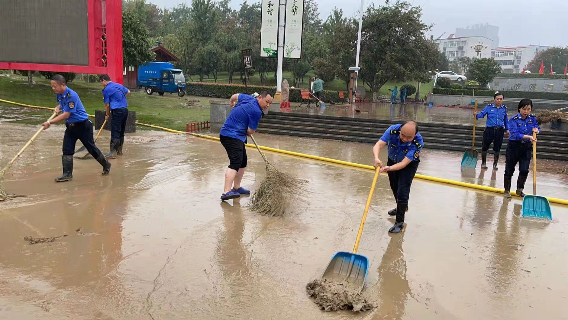 漯河城管雨中清淤“连战”获市民热赞