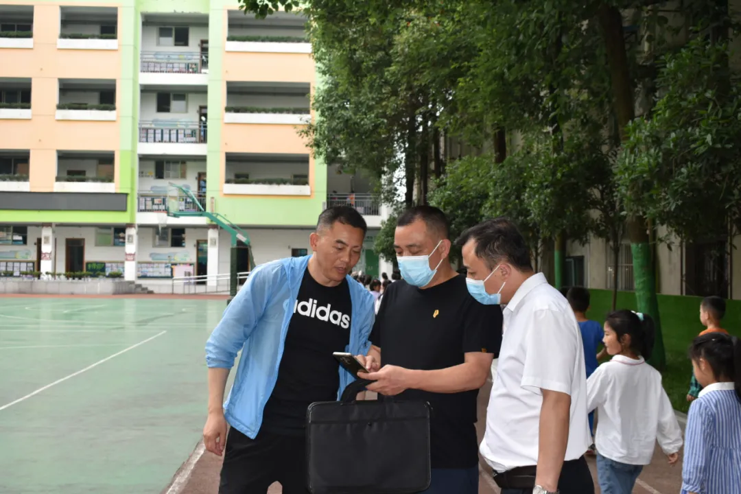 成都市双流区实验小学东区「领导视察」节约每滴水 造福你我他