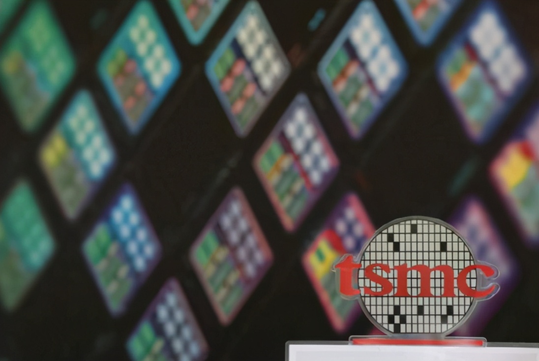 IBM发布首个2nm芯片！集成500亿晶体管，未来手机四天一充电？