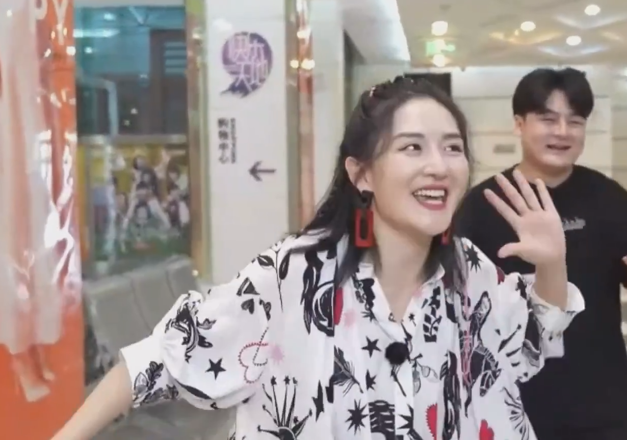 谢娜生二胎后正式复工，获赵丽颖捧场助威，与