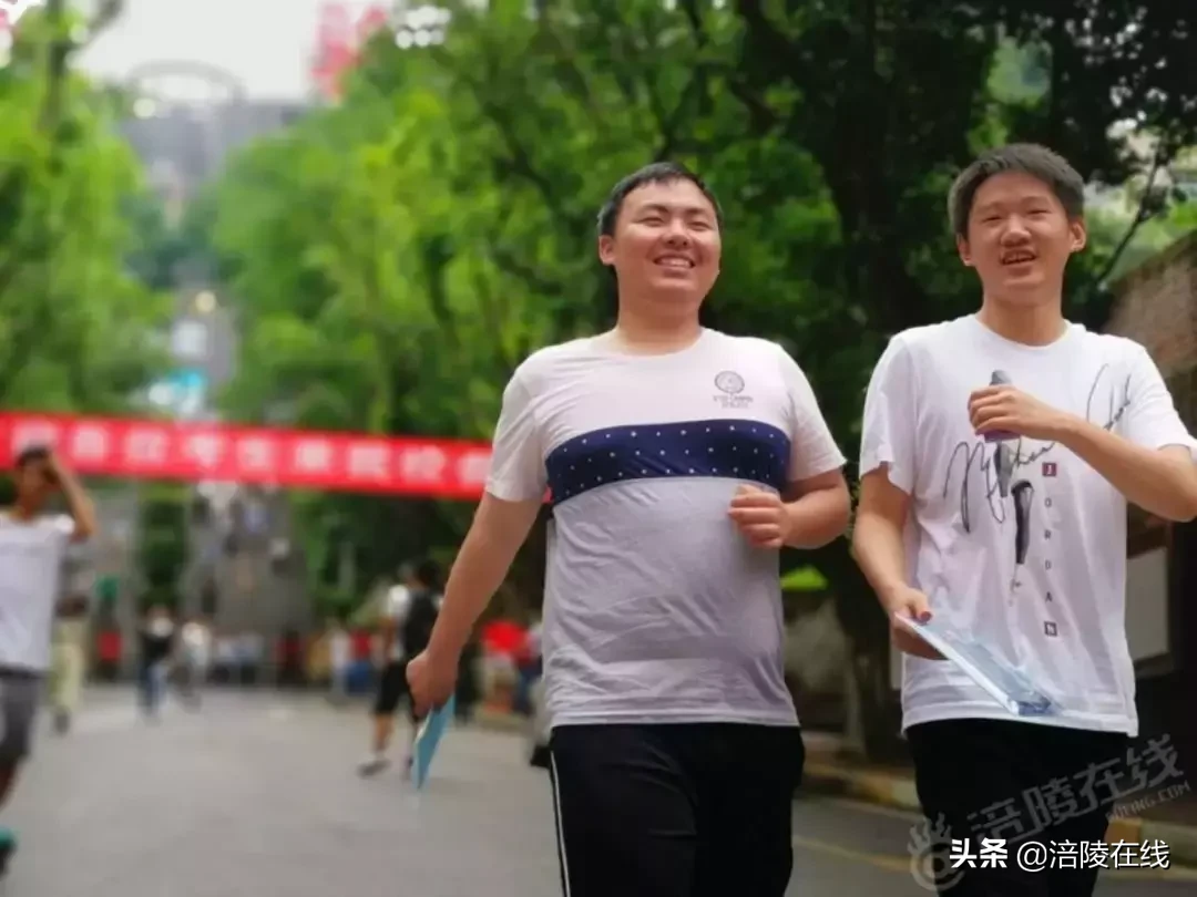 直击涪陵高考最后一科现场,当年你们考完,走出考场是什么感觉?
