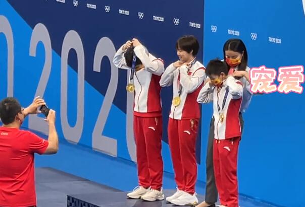 全红婵化身摄影师！郭晶晶一边苦等，为她戴金牌，陈芋汐没这待遇