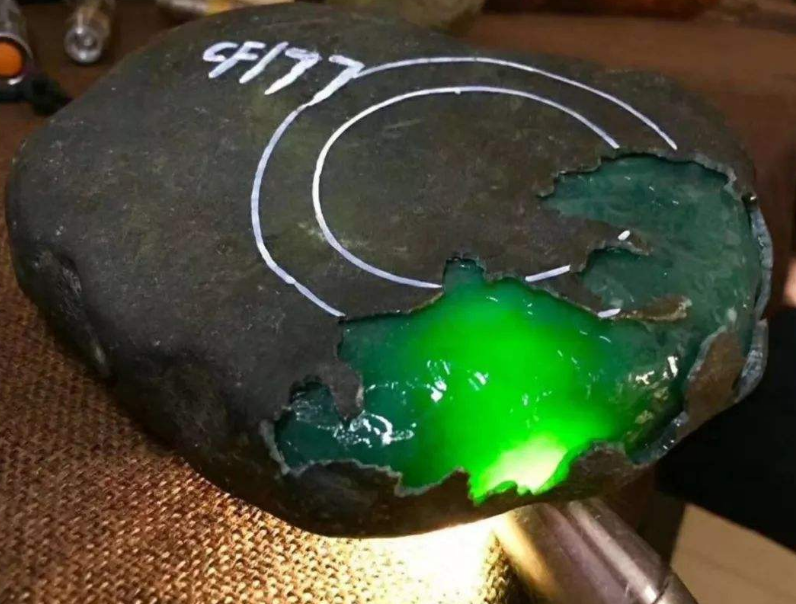 一块原石标价数千万,抢购者还多次加价,翡翠被称为疯狂的石头