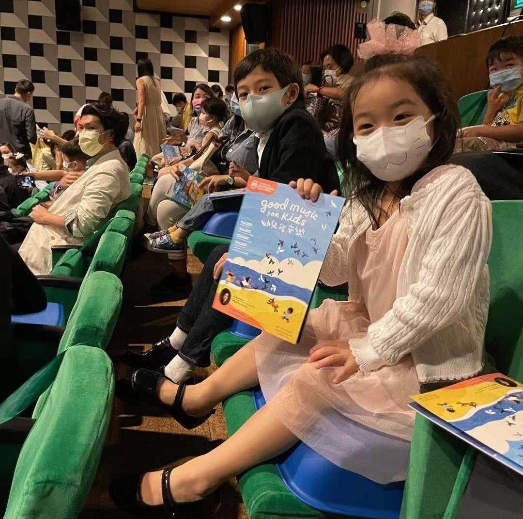 霍启刚郭晶晶带孩子听音乐会，儿子盛装出镜，女儿笑眼弯弯像妈妈