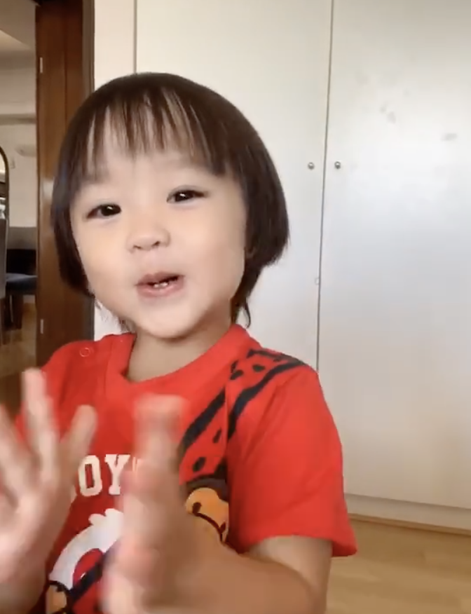 鄭嘉穎曬一歲半兒子，成功從一數到十開心拍手，表情豐富萌態十足