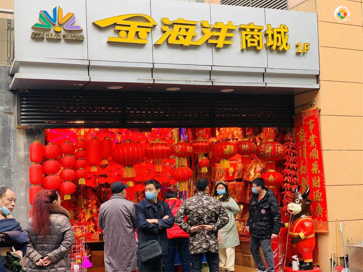 重庆主城没有年味儿？大红灯笼挂满天，朝天门批发市场热闹极了