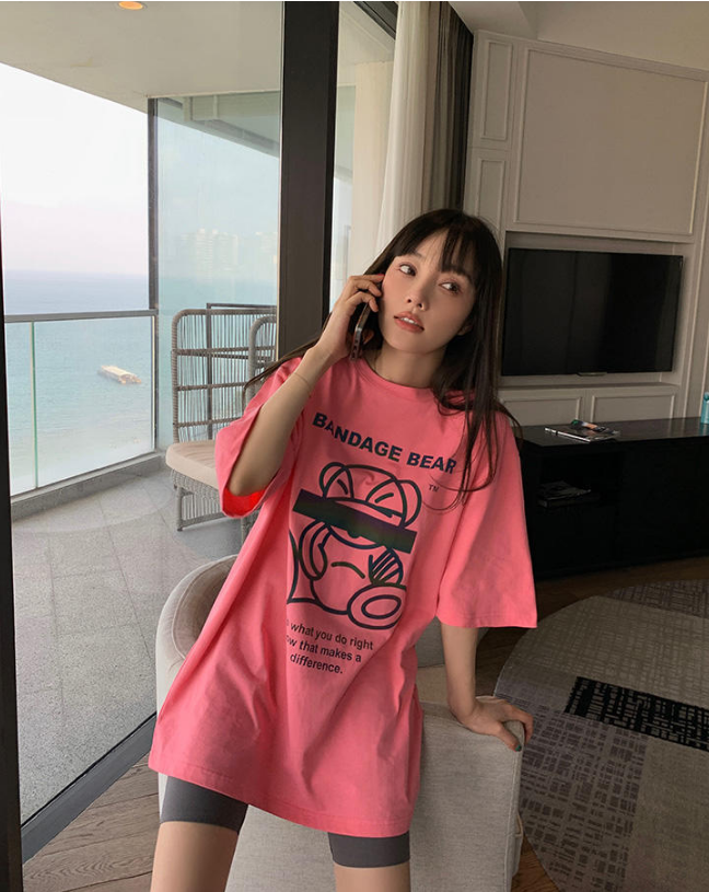 李小璐网红路线越走越顺，穿标配骑行裤，配大一号T恤玩下装消失