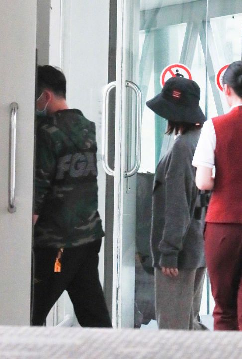 苗苗辟谣怀孕传闻后，全身出镜跑步身材纤瘦，