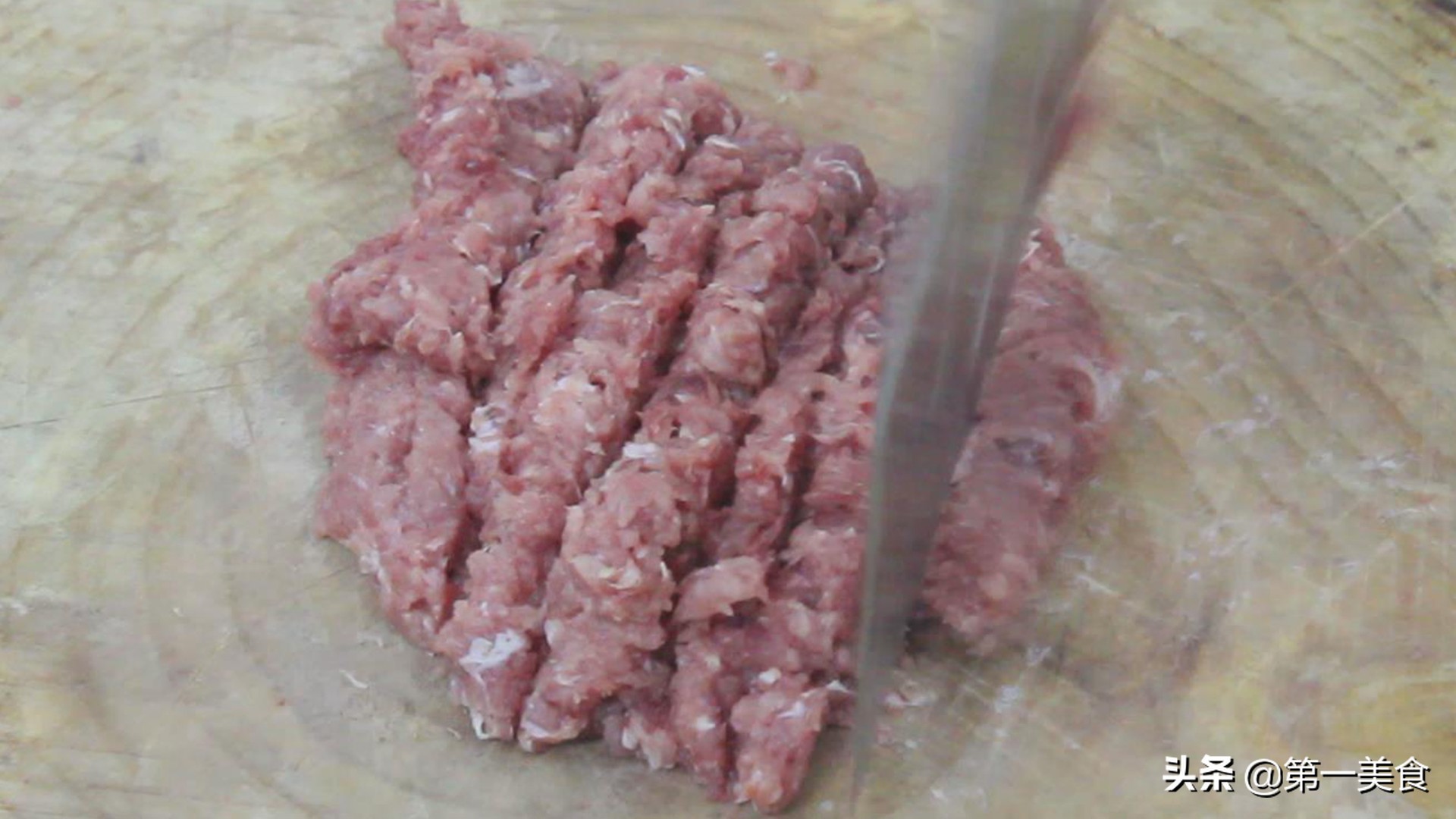 图片[2]-大厨用肉和莲藕 做一道清蒸狮子头 营养丰富 软糯入味-起舞食谱网