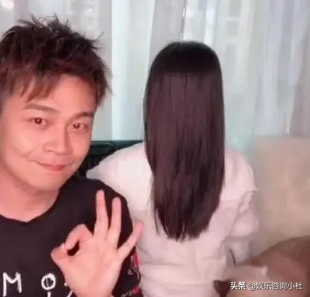 他最终还是娶了那个给他递话筒的女孩！主持人沈涛妻子深藏不露