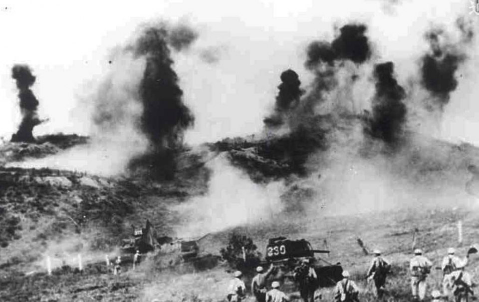 抗美援朝战场上的冰雕连，司令员落泪，美军向中国战士敬礼