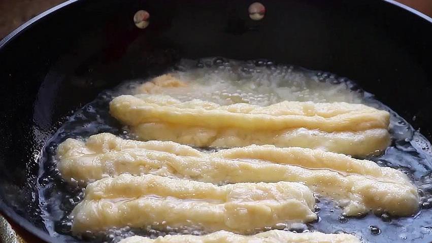 1碗面粉，2个鸡蛋，教你做油条，金黄酥脆，比买的还好吃