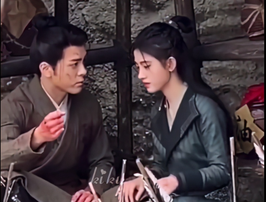 大热小花路透：鞠婧祎造型出彩但粉底厚，赵露思红绿搭配好霸气