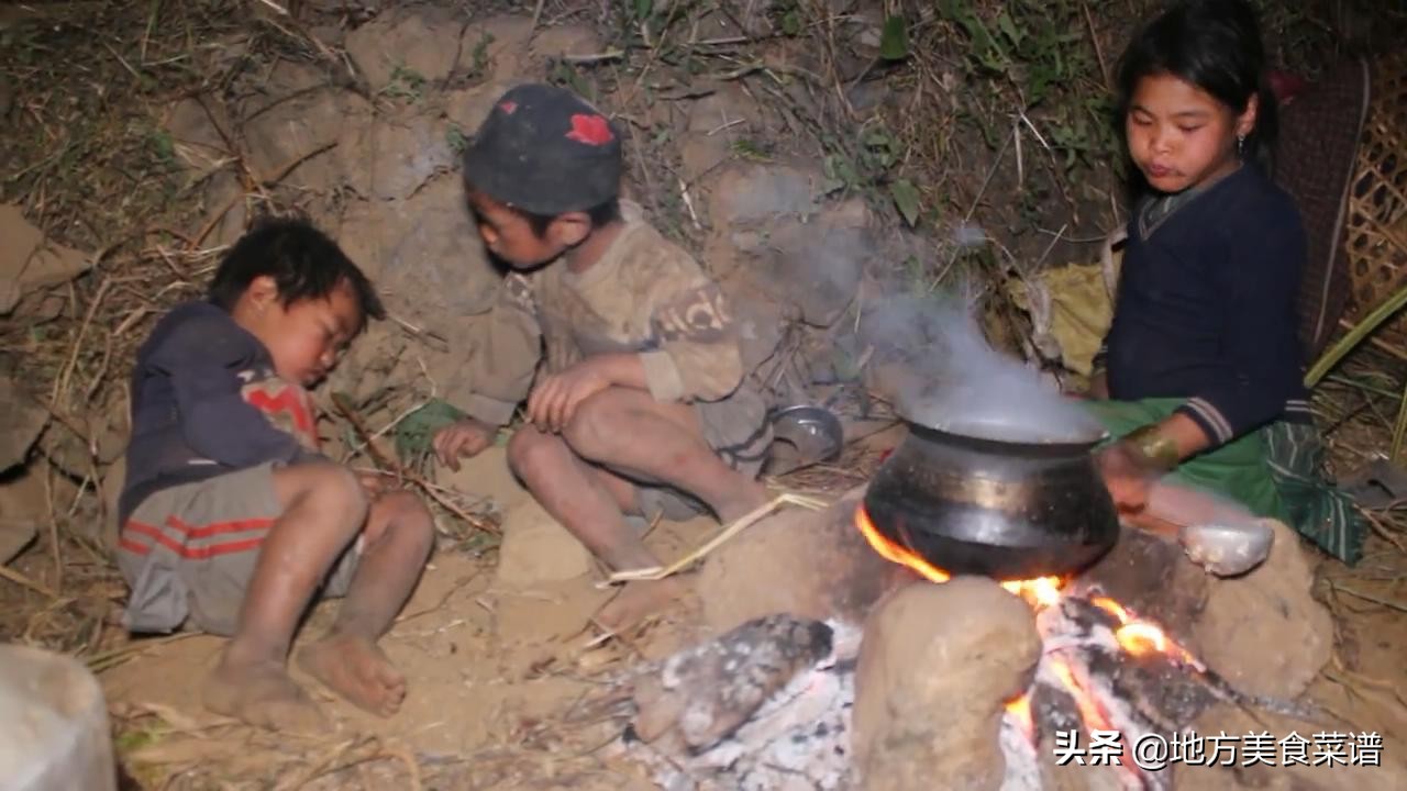 中国小伙给尼泊尔山区三姐弟送牛肉，看到她们的生活状况，真心酸