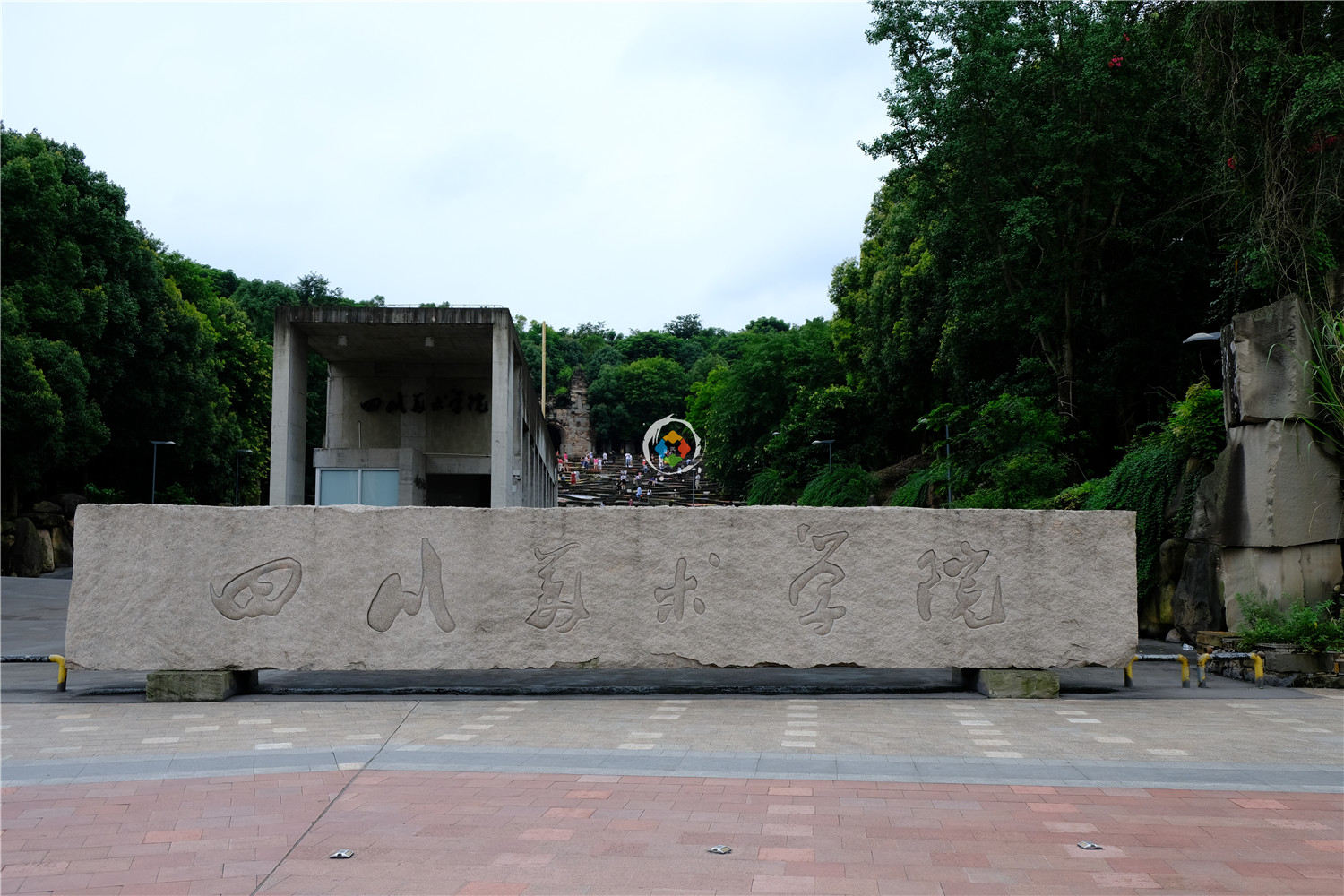 谁来保护重庆川美？明星粉丝乱涂乱画，校内学生苦不堪言