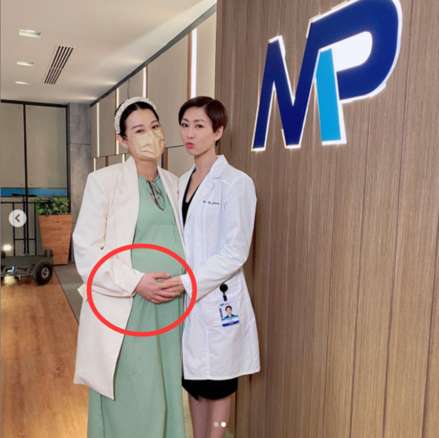 胡杏兒探班胡定欣馬國明，手撫超大孕肚母愛爆棚，孕晚期狀態超佳