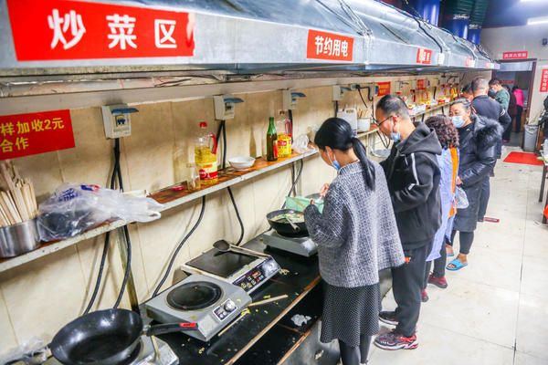 郑州版“抗癌共享厨房”：5块钱做顿面条，10块钱炖锅汤